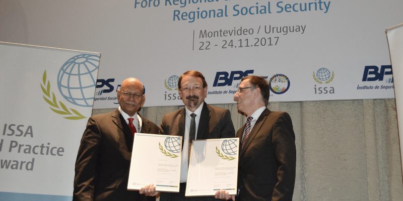 El Presidente del Instituto, Sr. Gustavo Weare, recibiendo los reconocimientos.