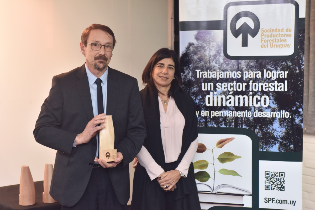 El Presidente Weare recibe el reconocimiento de parte de la Sociedad de Productores Forestales